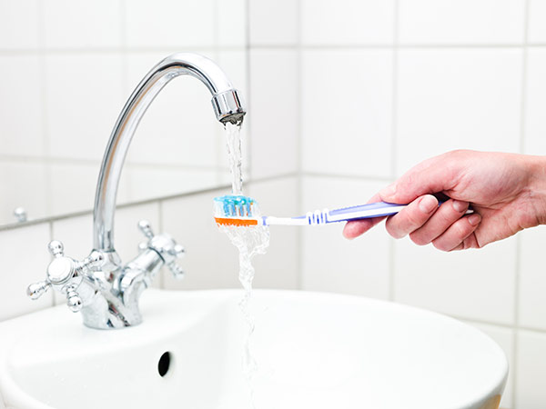 rinse toothbrush